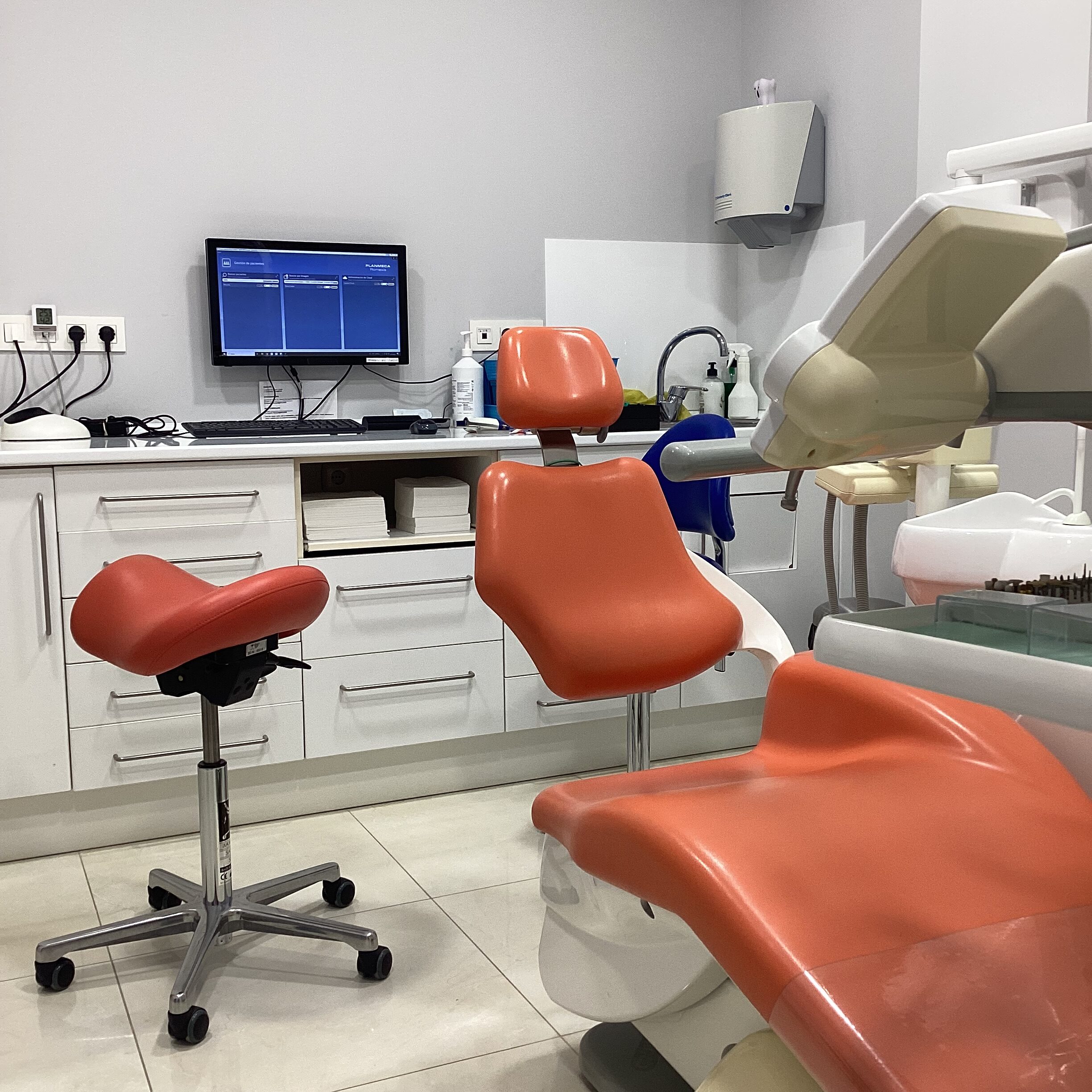 https://clinicadentalaranda.es/wp-content/uploads/2025/11/IMG_0019-rotated.jpg